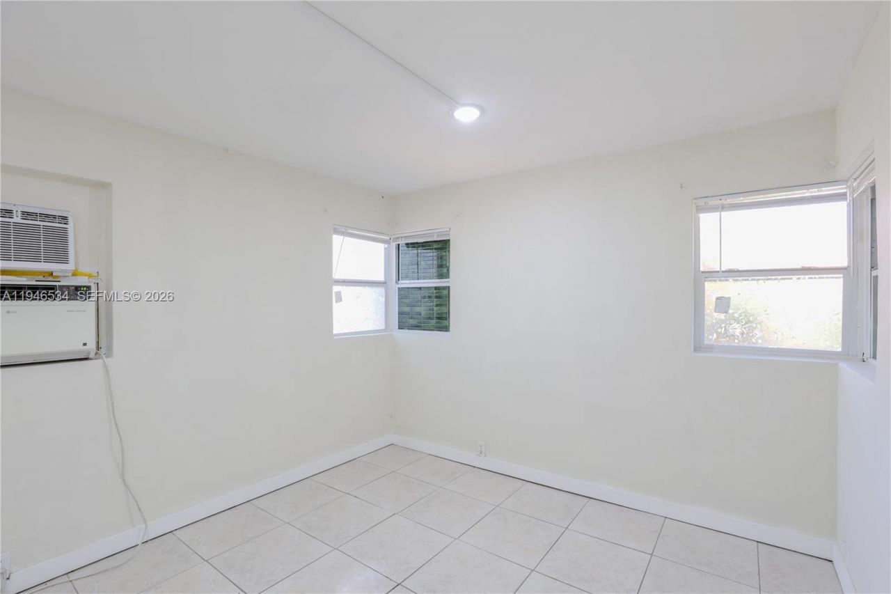 2250 NE 136th St, North Miami Beach, FL 33181 Photo