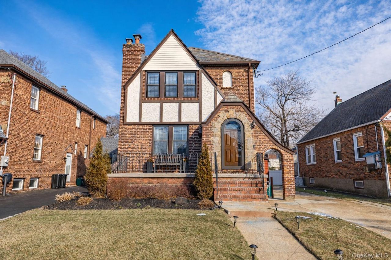 3 Olive Place, Lynbrook, NY 11563 Main Photo