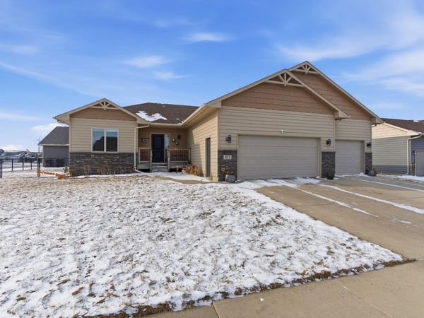 811 S Discovery Ave, Sioux Falls, SD 57106