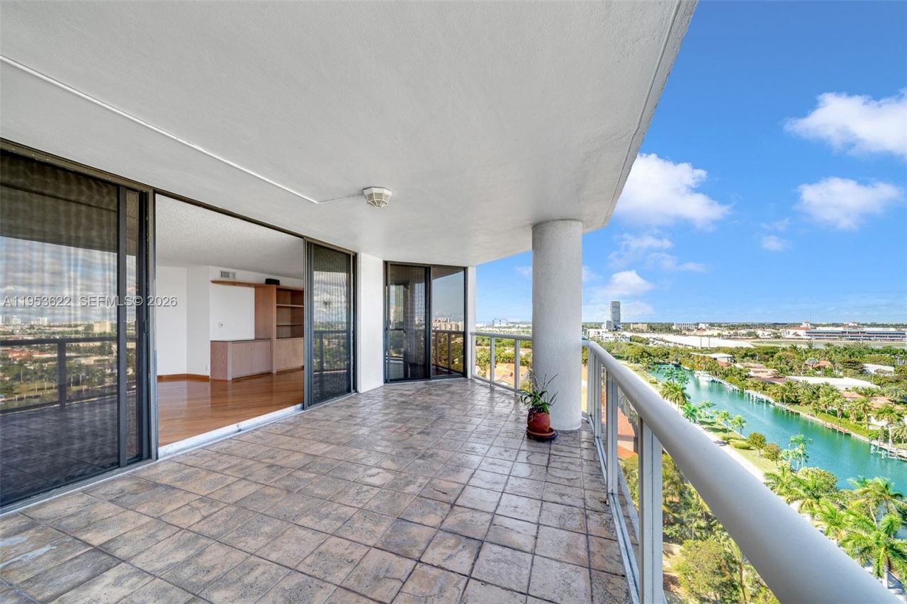 3598 NE Yacht Club Dr, Unit 1402, Aventura, FL 33180 Photo