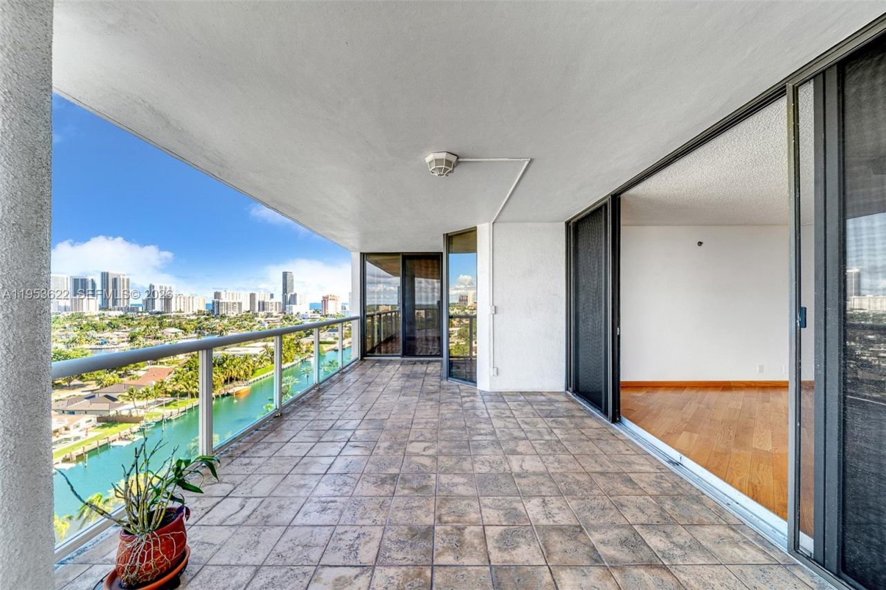 3598 NE Yacht Club Dr, Unit 1402, Aventura, FL 33180 Photo