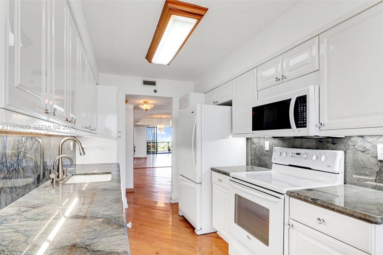 3598 NE Yacht Club Dr, Unit 1402, Aventura, FL 33180 Photo