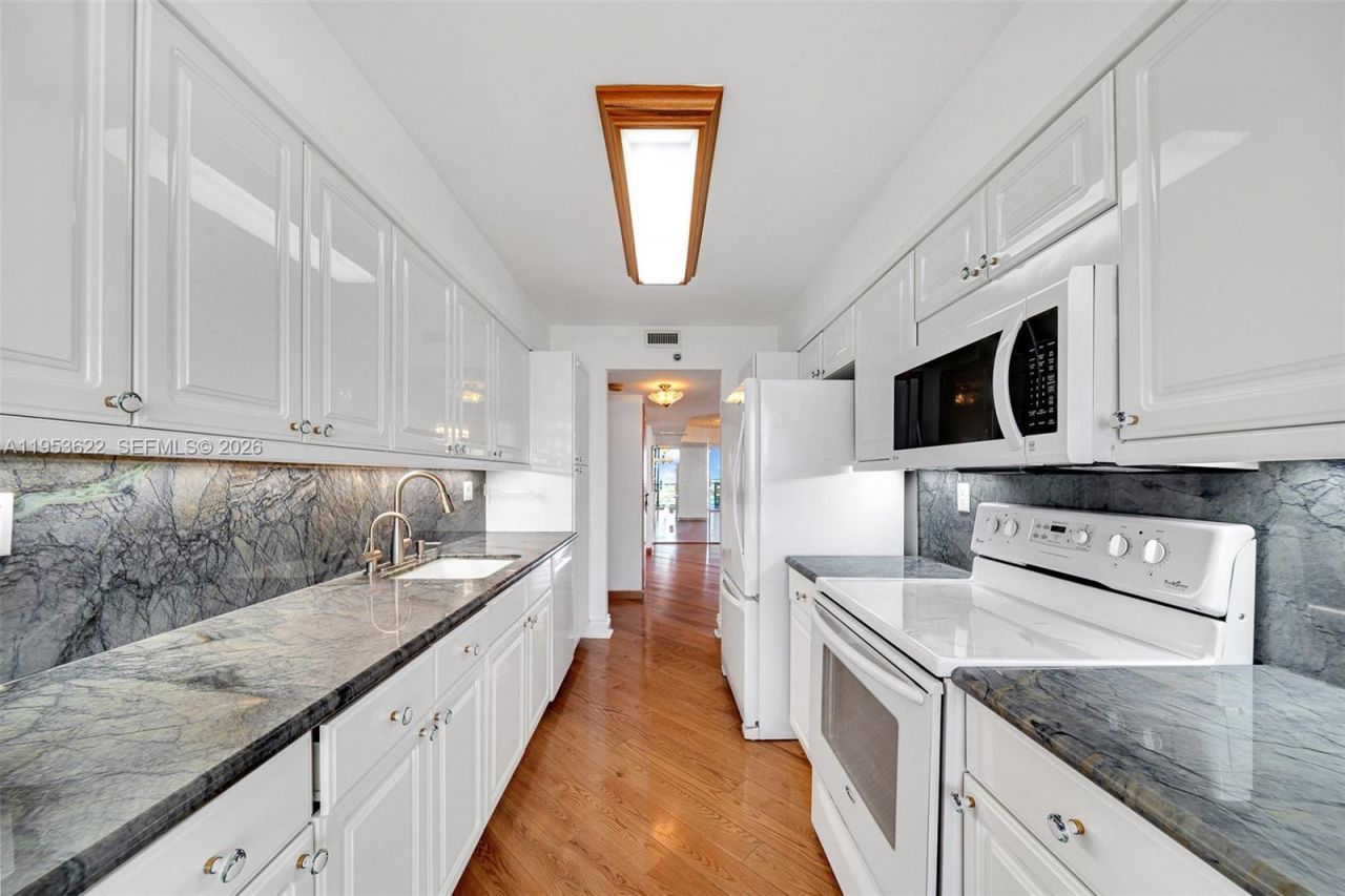 3598 NE Yacht Club Dr, Unit 1402, Aventura, FL 33180 Photo