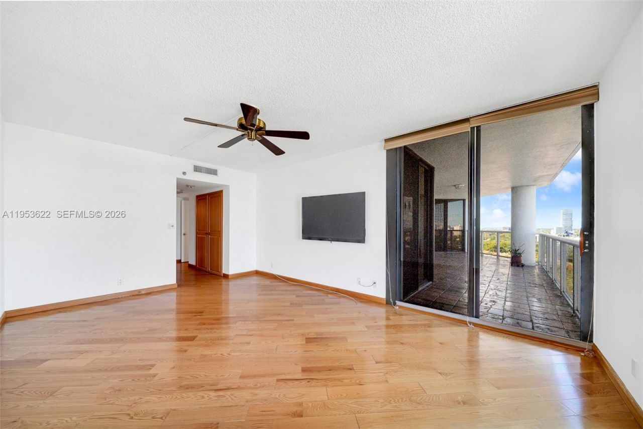 3598 NE Yacht Club Dr, Unit 1402, Aventura, FL 33180 Photo