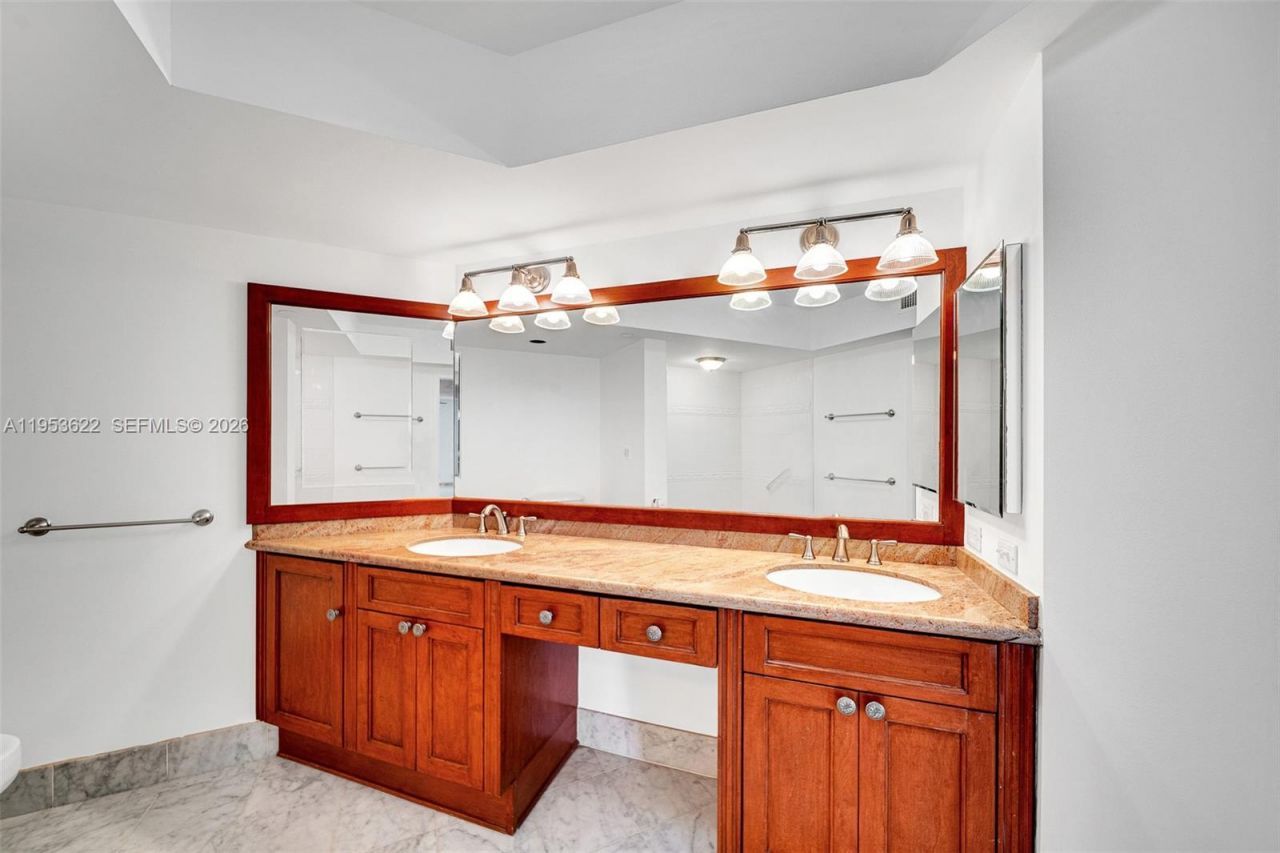 3598 NE Yacht Club Dr, Unit 1402, Aventura, FL 33180 Photo