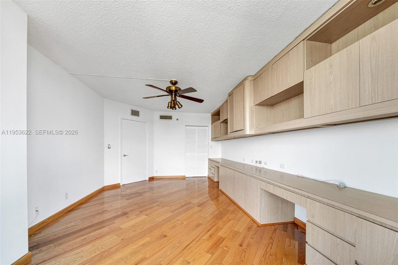 3598 NE Yacht Club Dr, Unit 1402, Aventura, FL 33180 Photo