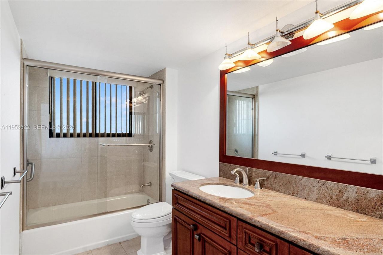 3598 NE Yacht Club Dr, Unit 1402, Aventura, FL 33180 Photo