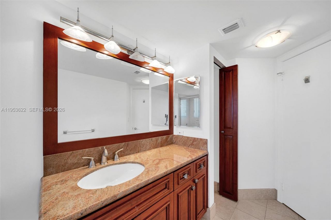 3598 NE Yacht Club Dr, Unit 1402, Aventura, FL 33180 Photo