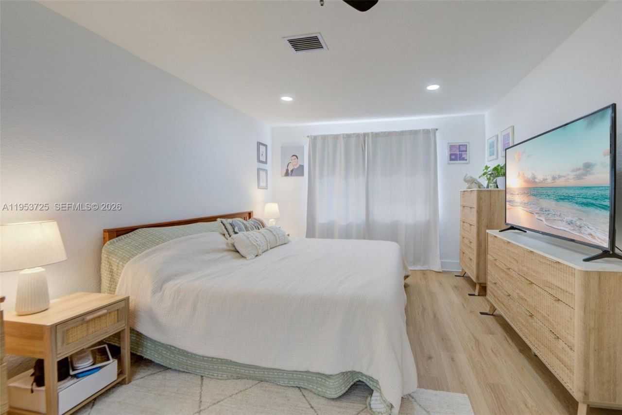 1765 NE 145th St , Miami, FL 33181 Photo