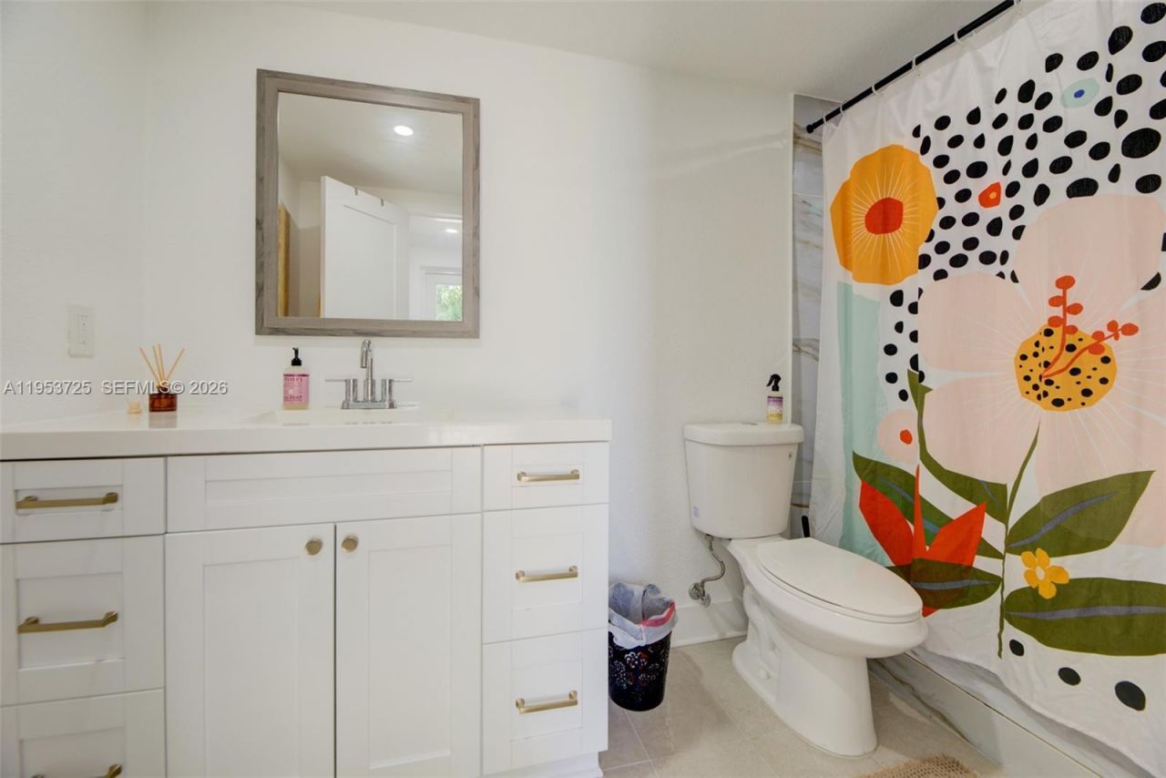 1765 NE 145th St, Miami, FL 33181 Photo