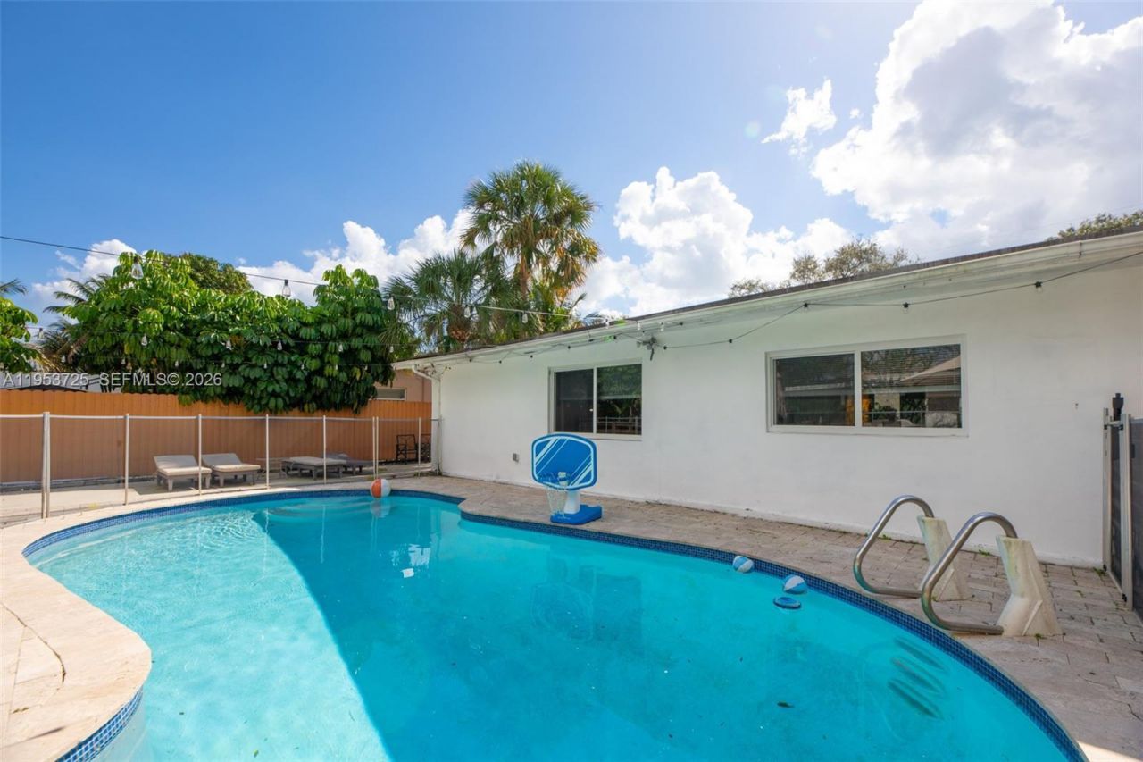 1765 NE 145th St, Miami, FL 33181 Photo