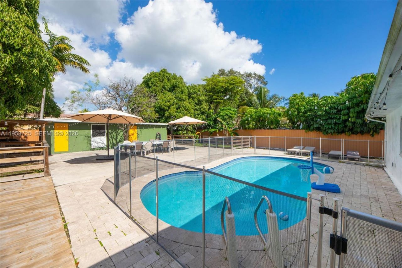 1765 NE 145th St, Miami, FL 33181 Photo