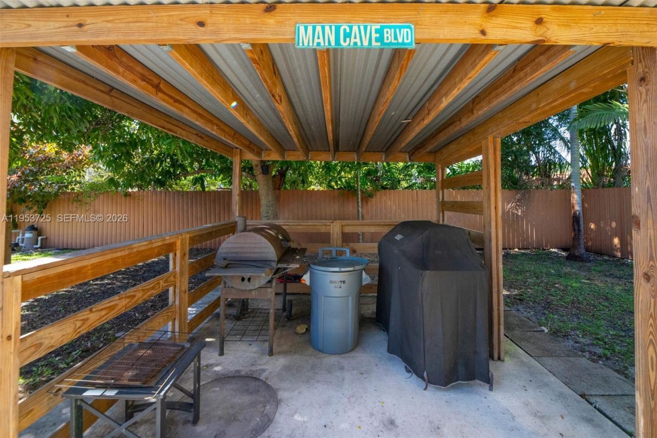 1765 NE 145th St, Miami, FL 33181 Photo