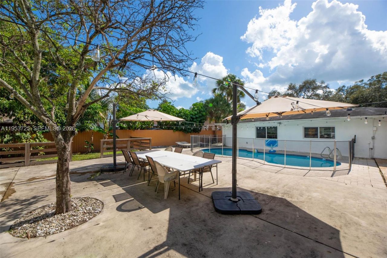 1765 NE 145th St, Miami, FL 33181 Photo