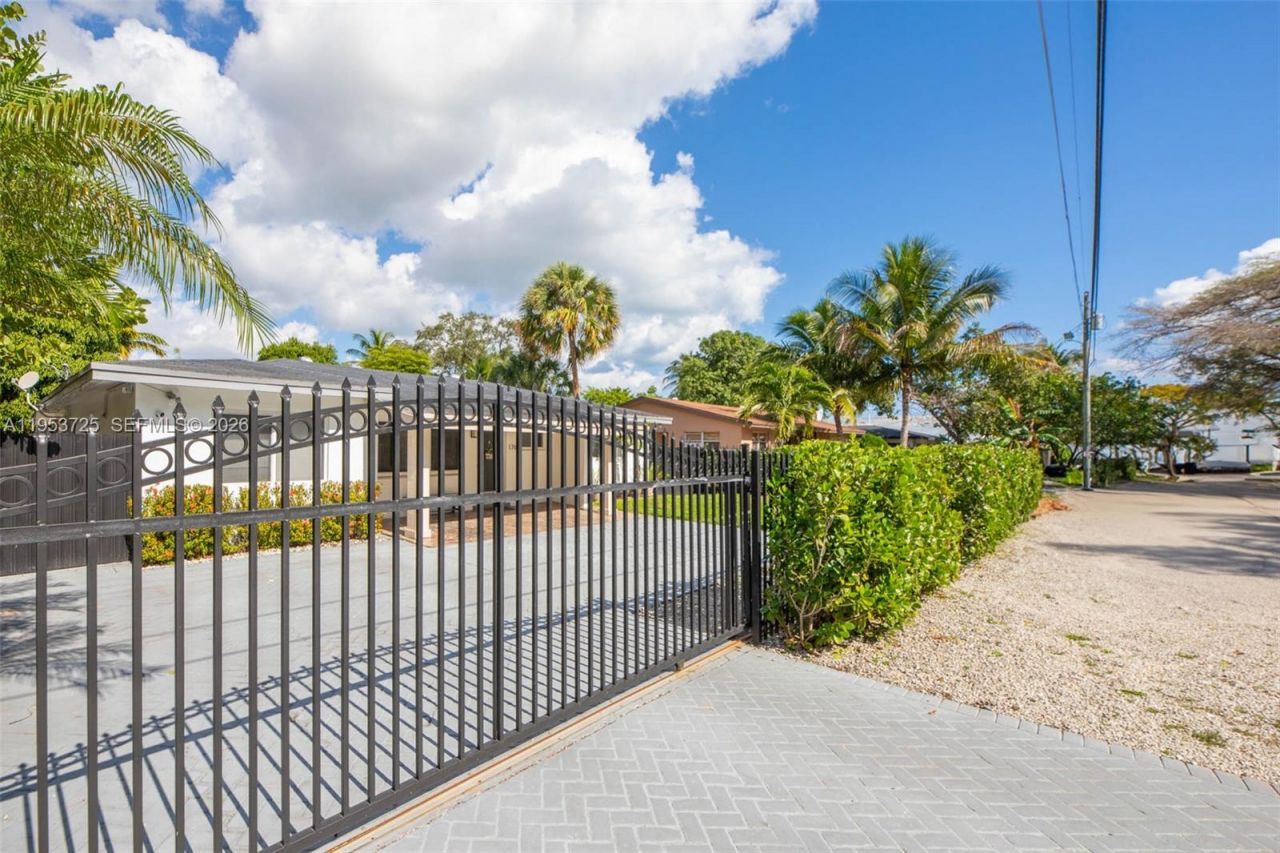 1765 NE 145th St, Miami, FL 33181 Photo