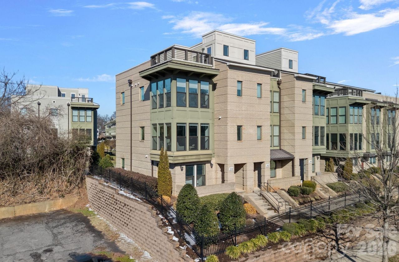 214 Wesley Heights Way, Charlotte, NC 28208 Main Photo