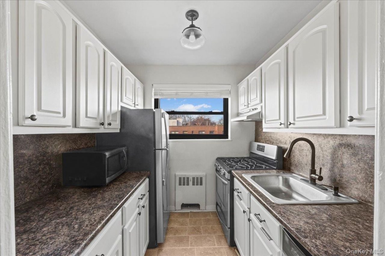 20 Shady Glen Court, Unit 3A, New Rochelle, NY 10805 Main Photo