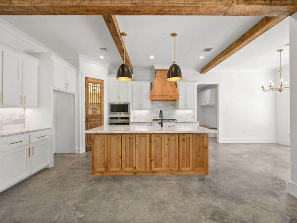 10642 Summerside Dr, Baker, LA 70714