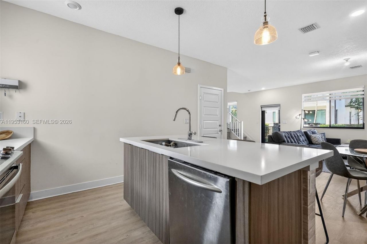 4975 NW 83rd Path, Doral, FL 33166 Photo