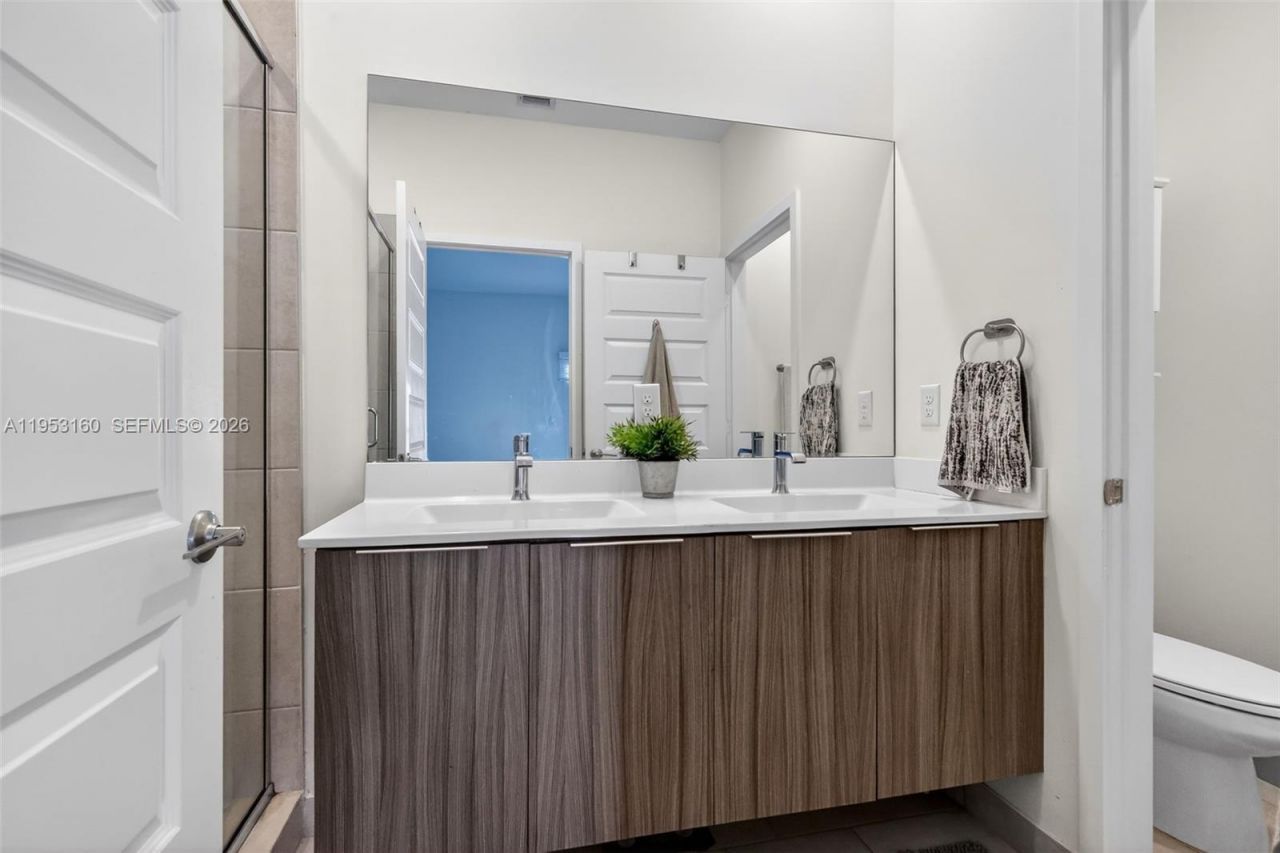 4975 NW 83rd Path, Doral, FL 33166 Photo