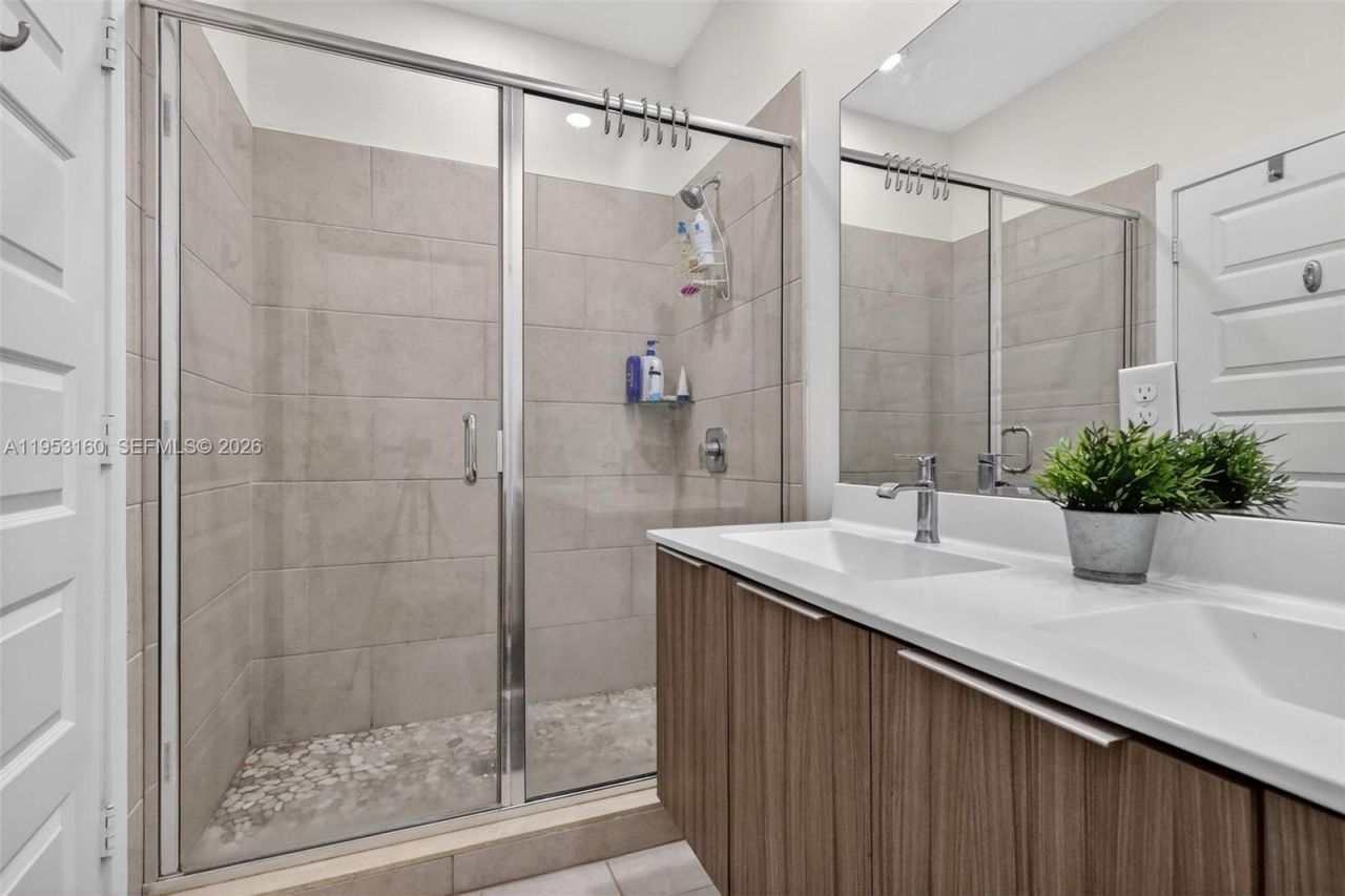 4975 NW 83rd Path, Doral, FL 33166 Photo