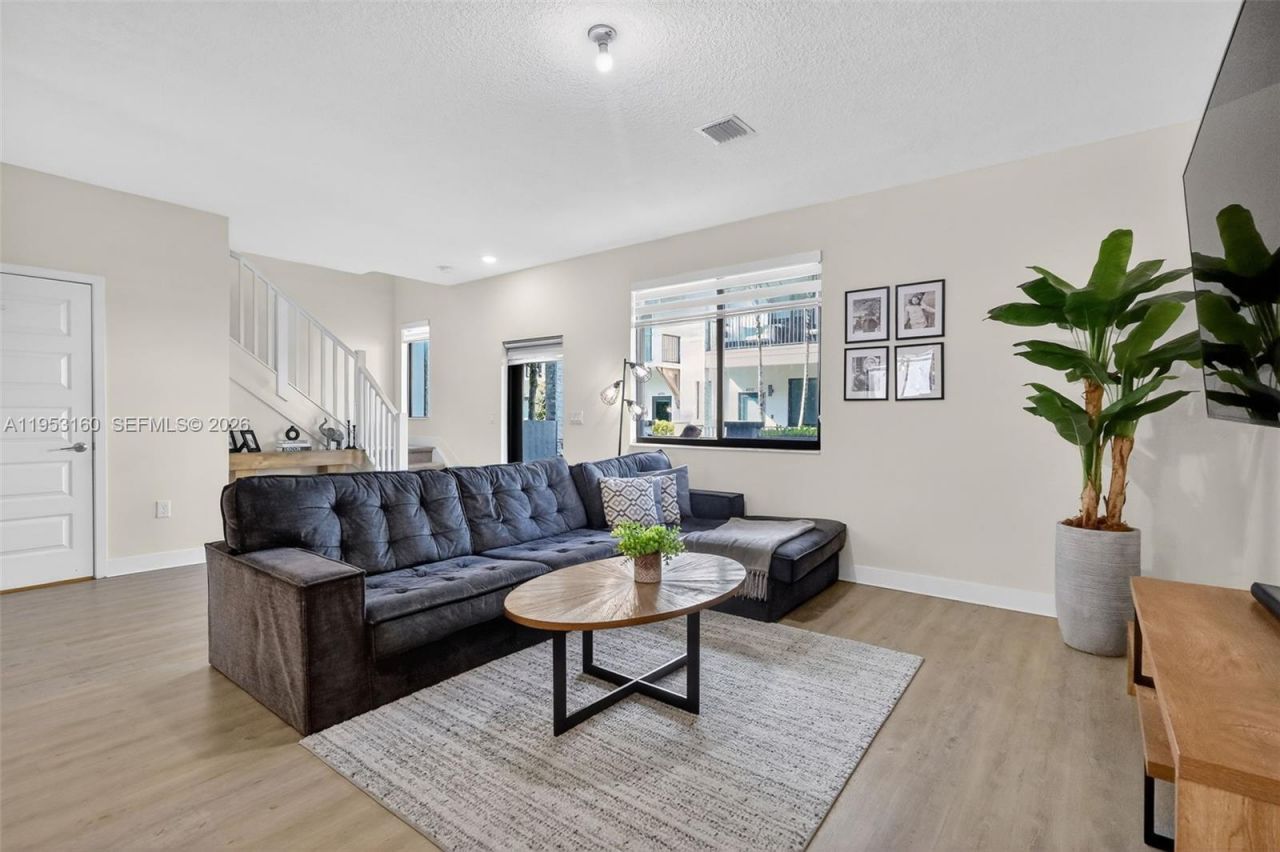 4975 NW 83rd Path, Doral, FL 33166 Photo