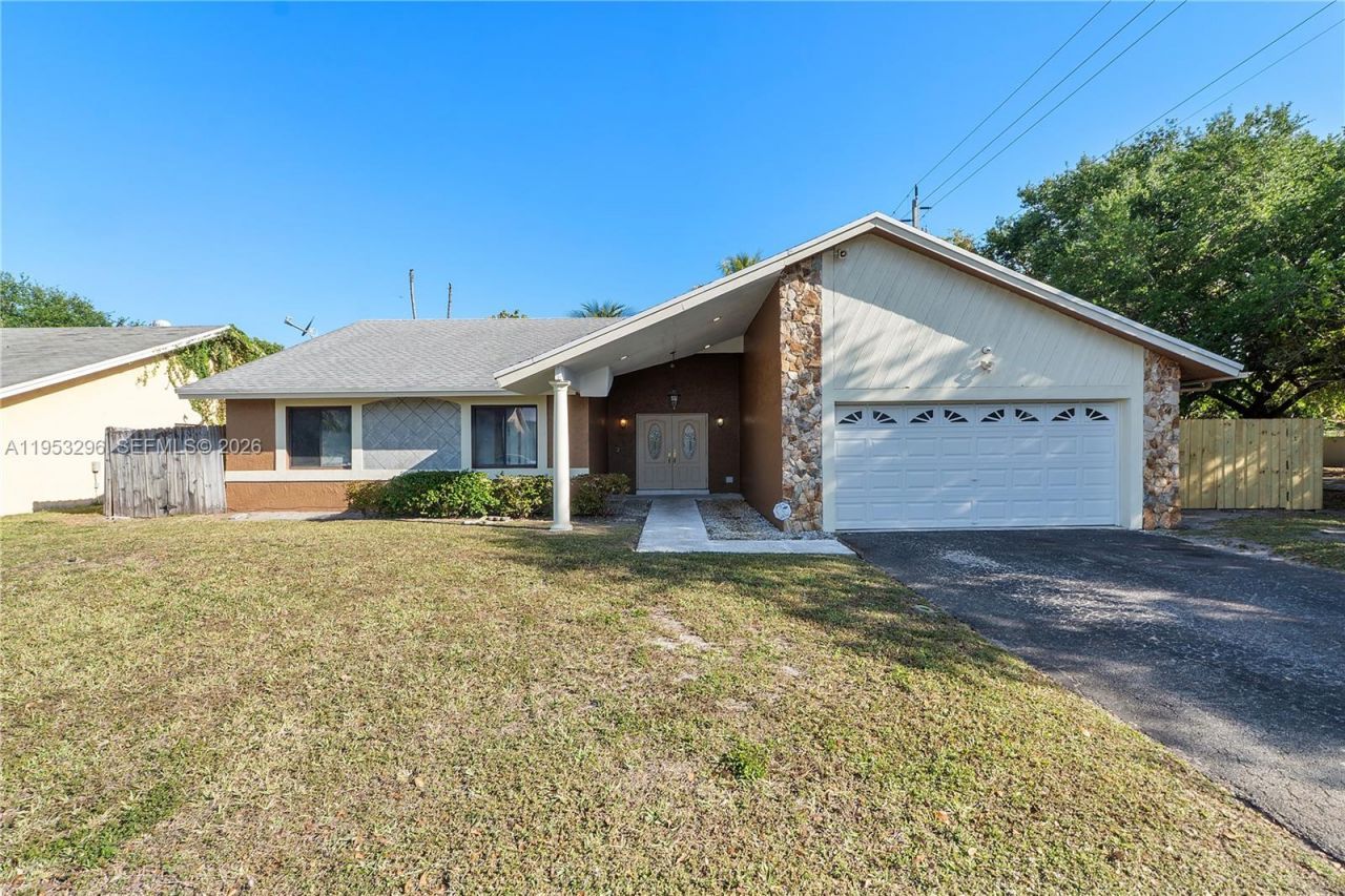 8201 NW 53rd St, Lauderhill, FL 33351 Main Photo