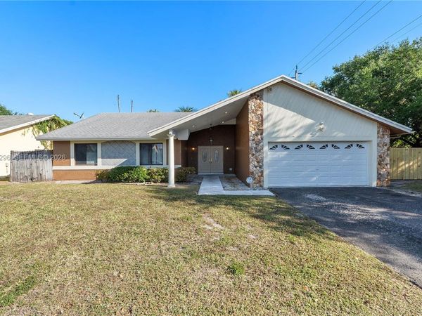 8201 NW 53rd St, Lauderhill, FL 33351