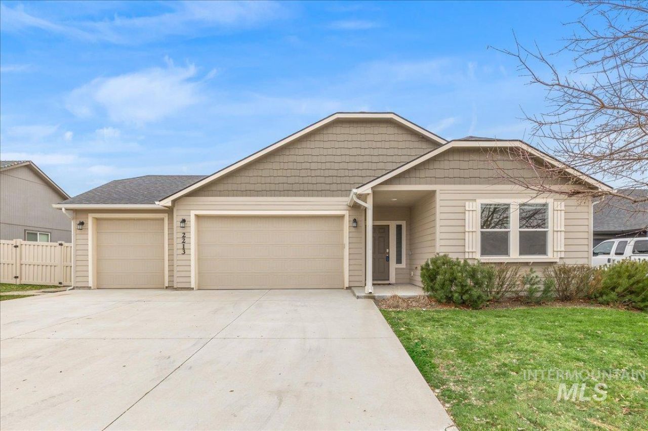 2213 E Elm Grove Dr, Nampa, ID 83686 Main Photo