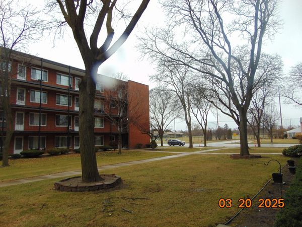 2915 W 13 Mile Road, Unit 308, Royal Oak, MI 48073