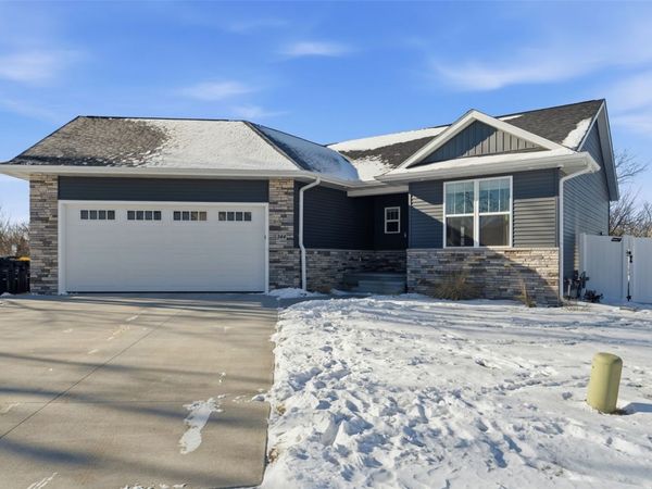 344 Worthington Court, Hiawatha, IA 52233