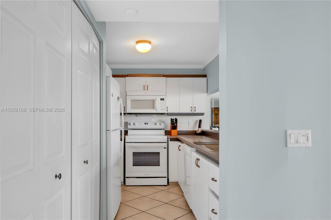 17800 N Bay Rd, Unit 605, Sunny Isles Beach, FL 33160 Photo