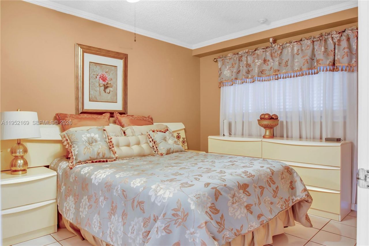 17800 N Bay Rd, Unit 605, Sunny Isles Beach, FL 33160 Photo