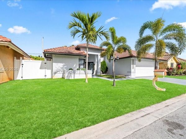 11611 SW 9th Ct, Pembroke Pines, FL 33025