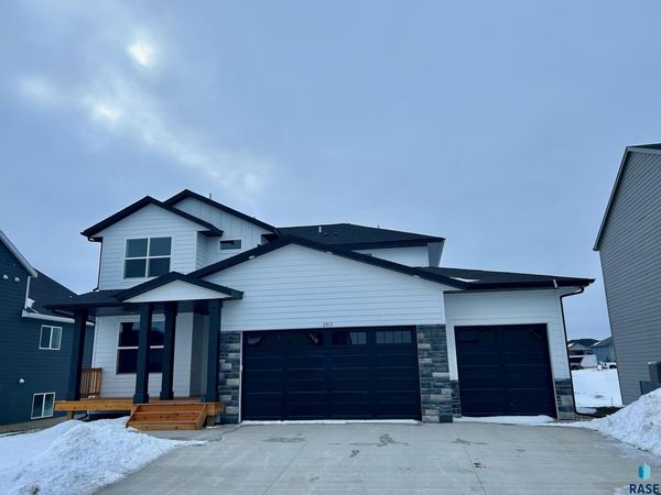 2913 S Copper Creek Ave, Sioux Falls, SD 57110