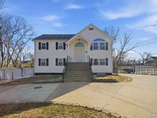 56 Park Lane, Medford, NY 11763
