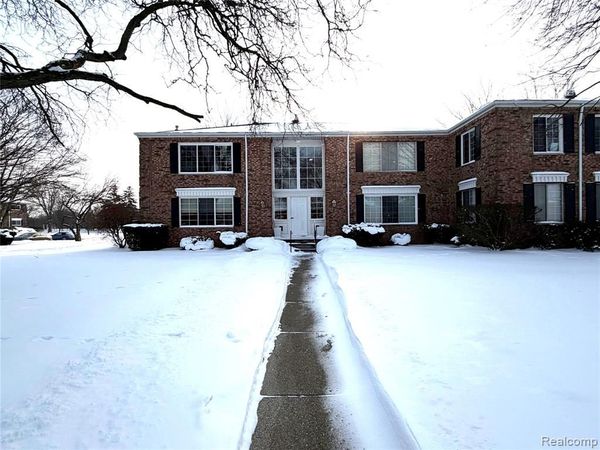 671 E Fox Hills Drive, Bloomfield Twp, MI 48304