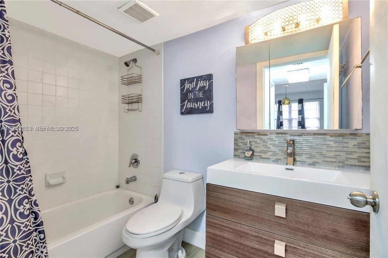 2600 Collins Ave , Unit 204, Miami Beach, FL 33140 Photo