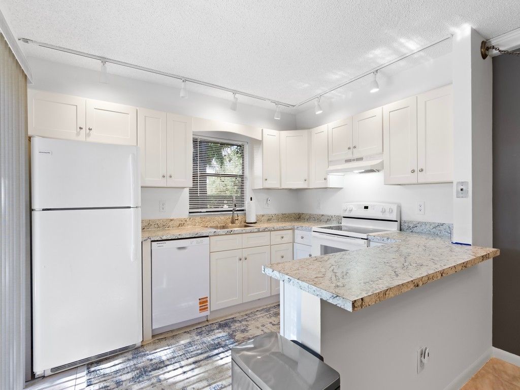 1458 N Lawnwood Circle, Unit 24B, Fort Pierce, FL 34950 Photo