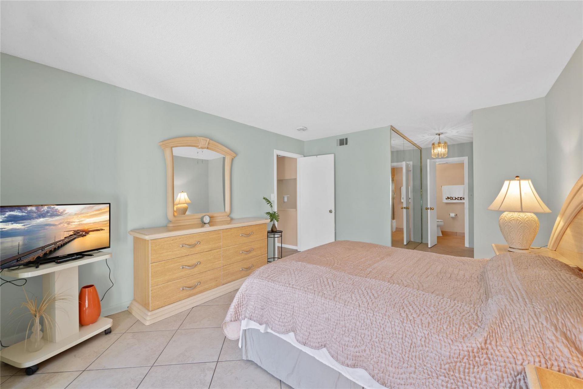 3909 N Ocean Boulevard, Unit 409, Fort Lauderdale, FL 33308 Photo