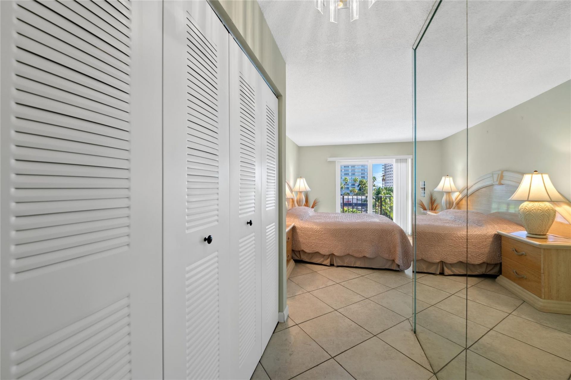 3909 N Ocean Boulevard, Unit 409, Fort Lauderdale, FL 33308 Photo