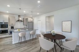 177 The Oaks Avenue photo 4