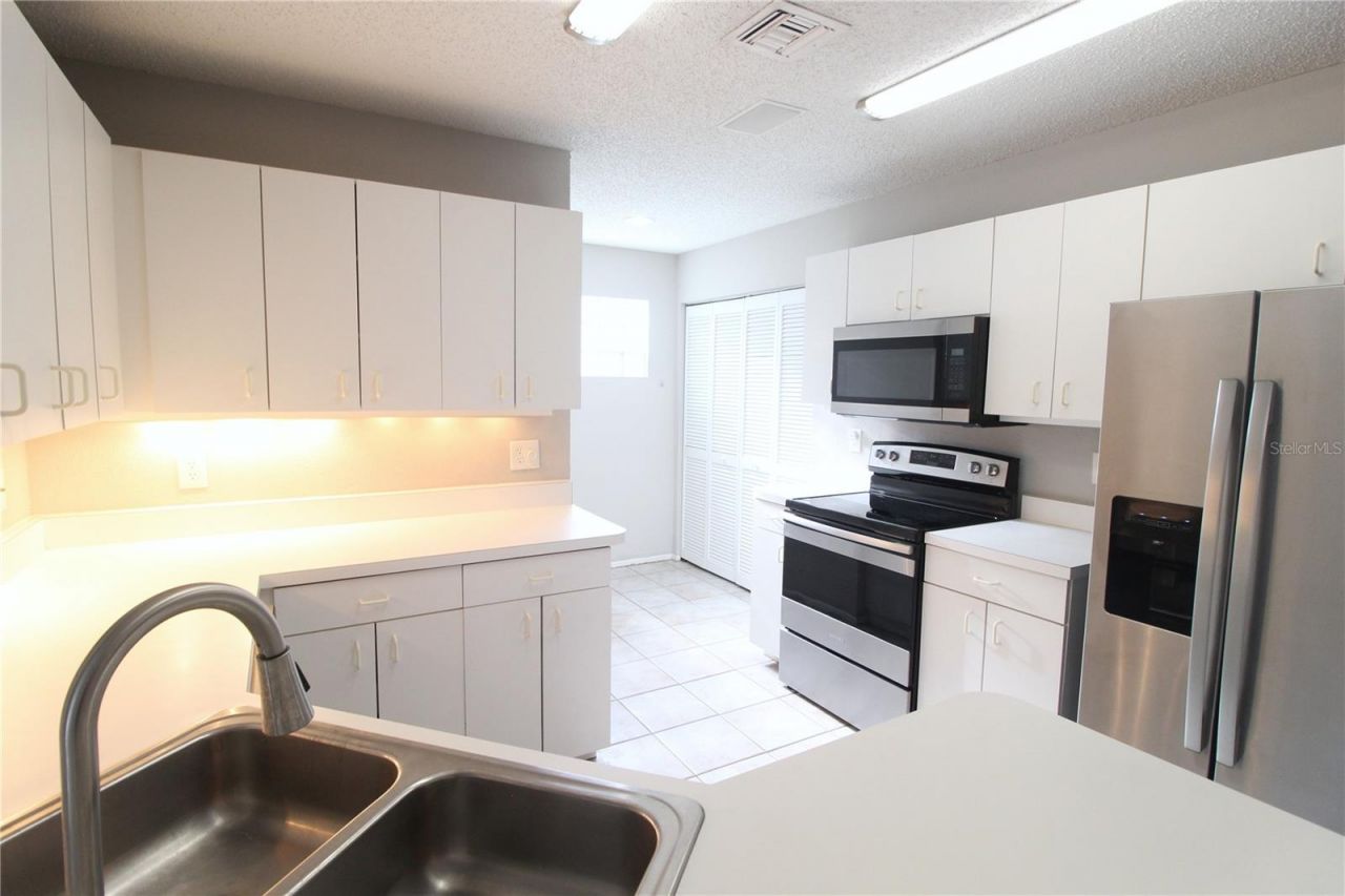 4218 Saint Charles Drive, Sarasota, FL 34243 Photo