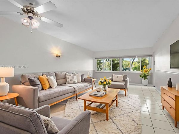 100 Lakeview Dr, Unit 108, Weston, FL 33326
