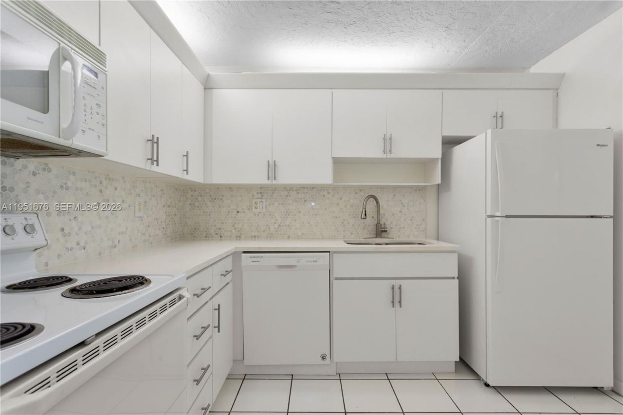 100 Lakeview Dr, Unit 108, Weston, FL 33326 Photo