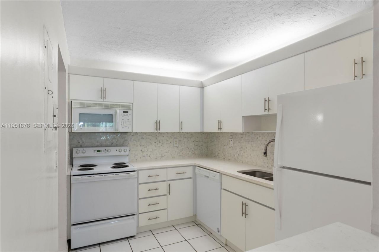 100 Lakeview Dr, Unit 108, Weston, FL 33326 Photo