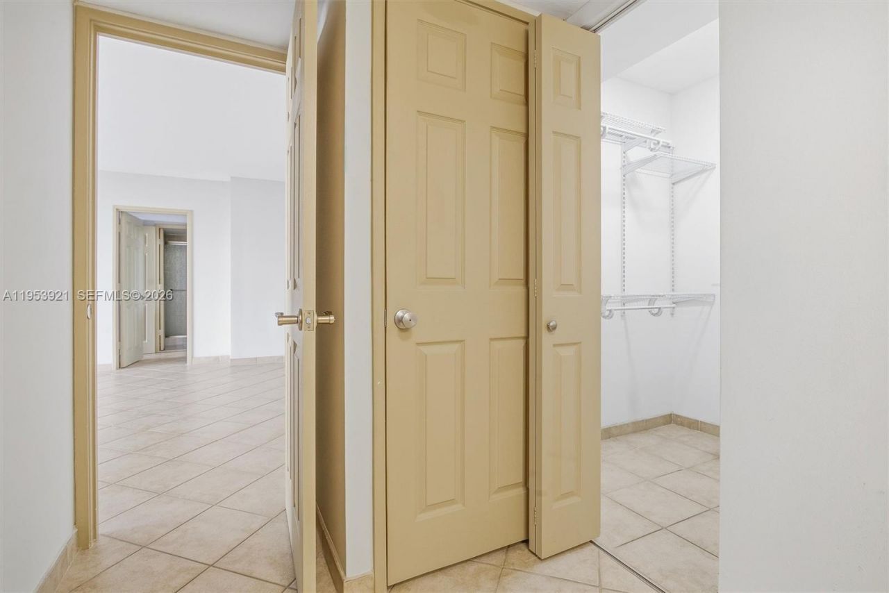 3731 N Country Club Dr, Unit 1421, Aventura, FL 33180 Photo