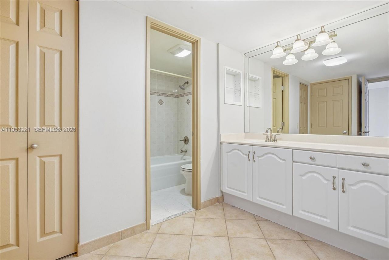 3731 N Country Club Dr, Unit 1421, Aventura, FL 33180 Photo