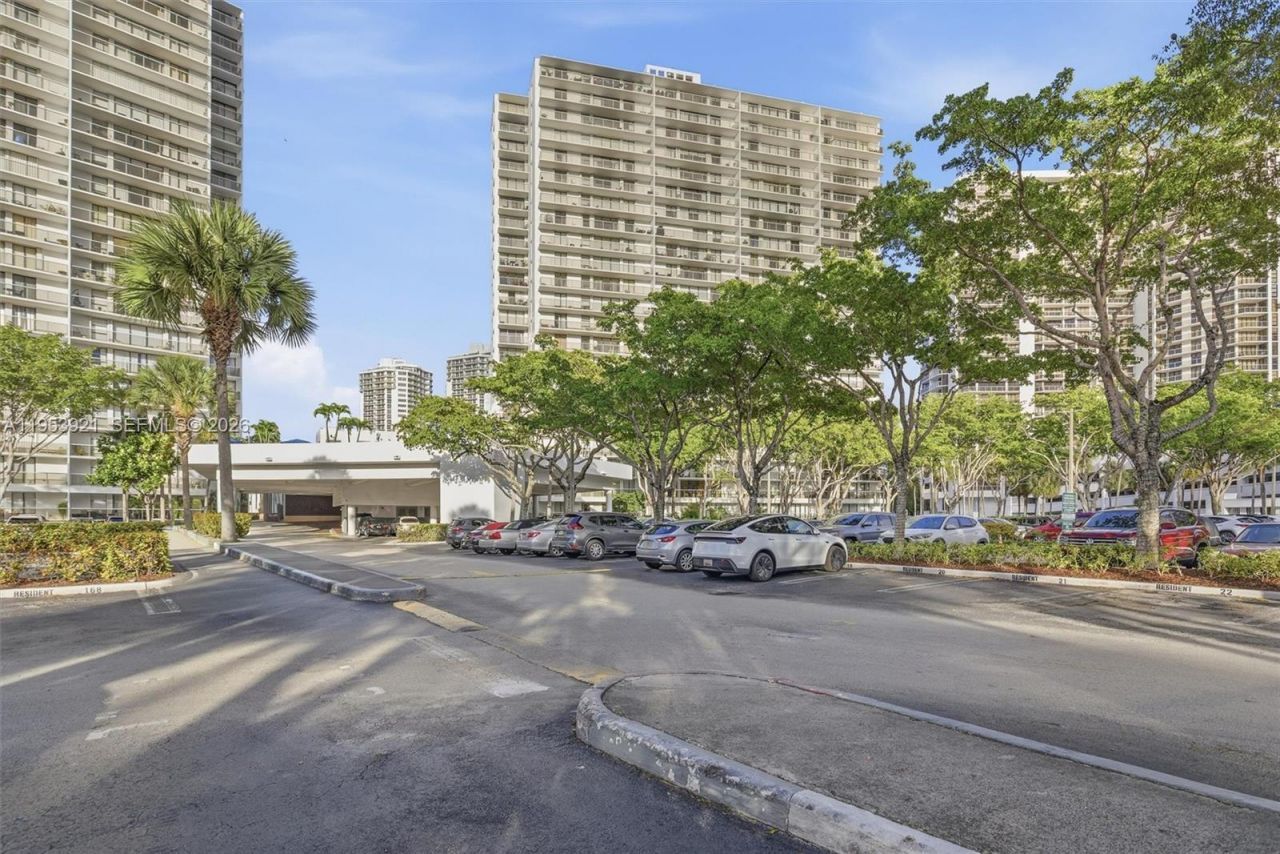 3731 N Country Club Dr, Unit 1421, Aventura, FL 33180 Photo