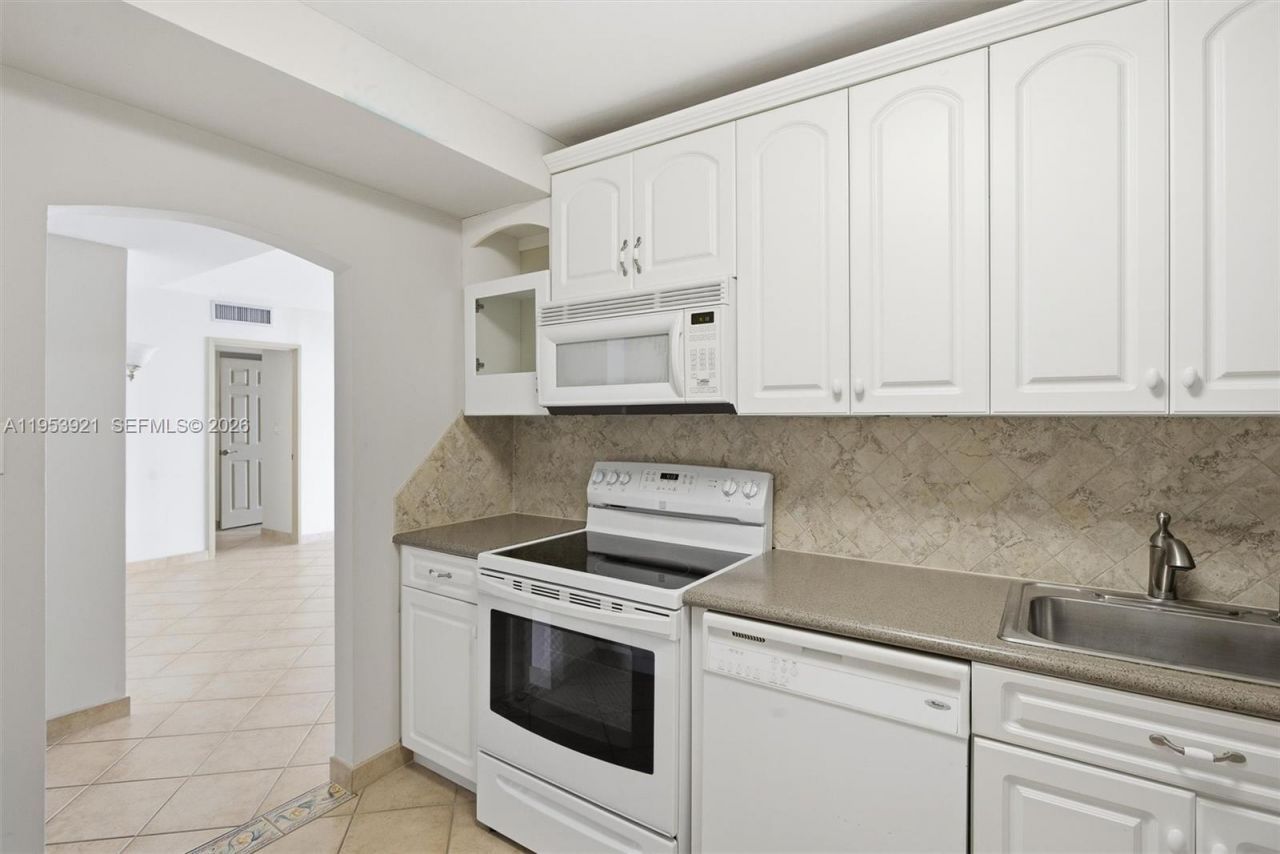 3731 N Country Club Dr, Unit 1421, Aventura, FL 33180 Photo